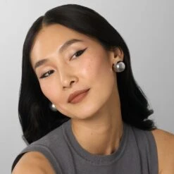 Eyeshadow 101 Crème-to-Powder Eyeshadow Stick Duo, Pearl Shimmer & Onyx Matte -GlowNest Store Julep ES101HOLIDAY OnyxMatte PearlShimmer FullFaceModel ECommerce JPG